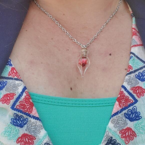 Red dried flower glass bulb necklace - Picture 3 of 5